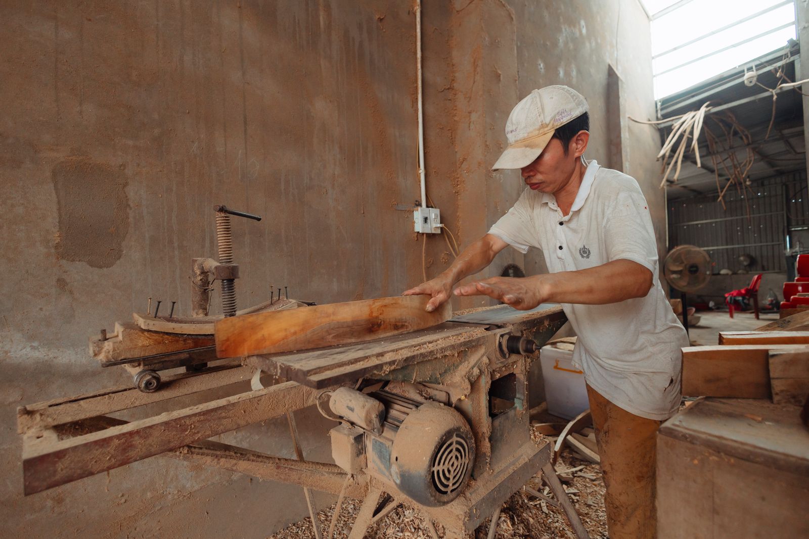 Artisan menuisier travaillant le bois dans son atelier